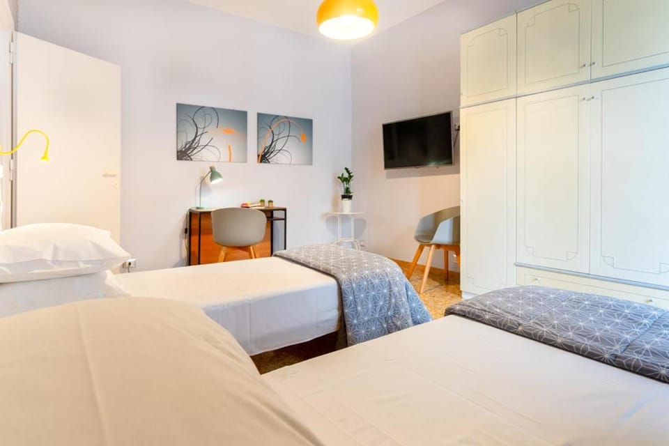 Bed, TV and multimedia, Photo of the whole room, Seating area, Bedroom, furniture, locker, wardrobe, air conditioner