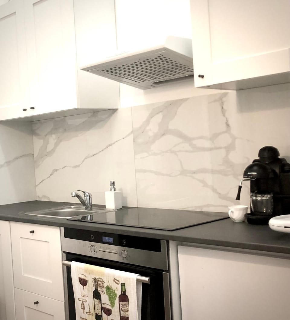Coffee/tea facilities, Kitchen or kitchenette, stove