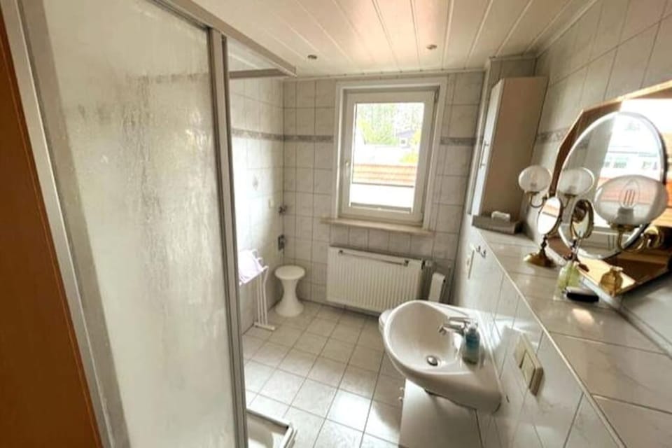 Shower, Toilet, Bathroom, towels