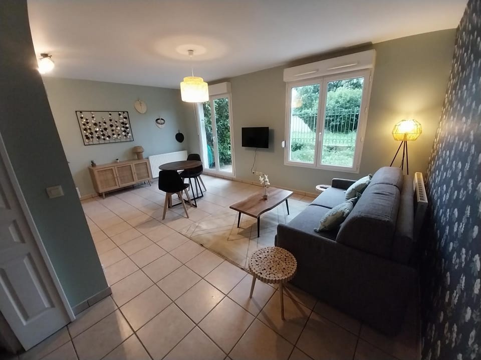 Communal lounge/ TV room, TV and multimedia, Living room, Dining area