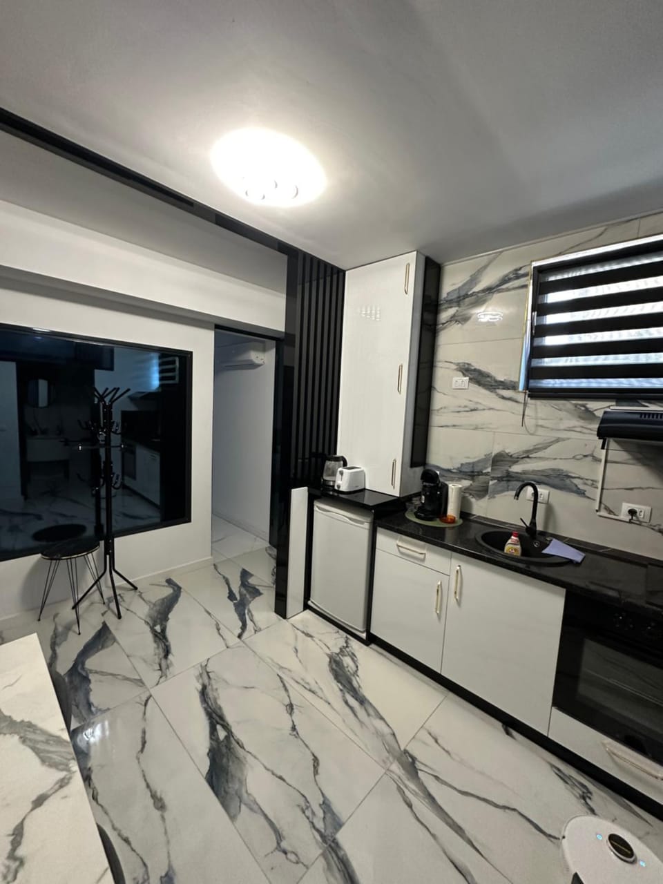 Kitchen or kitchenette, minibar