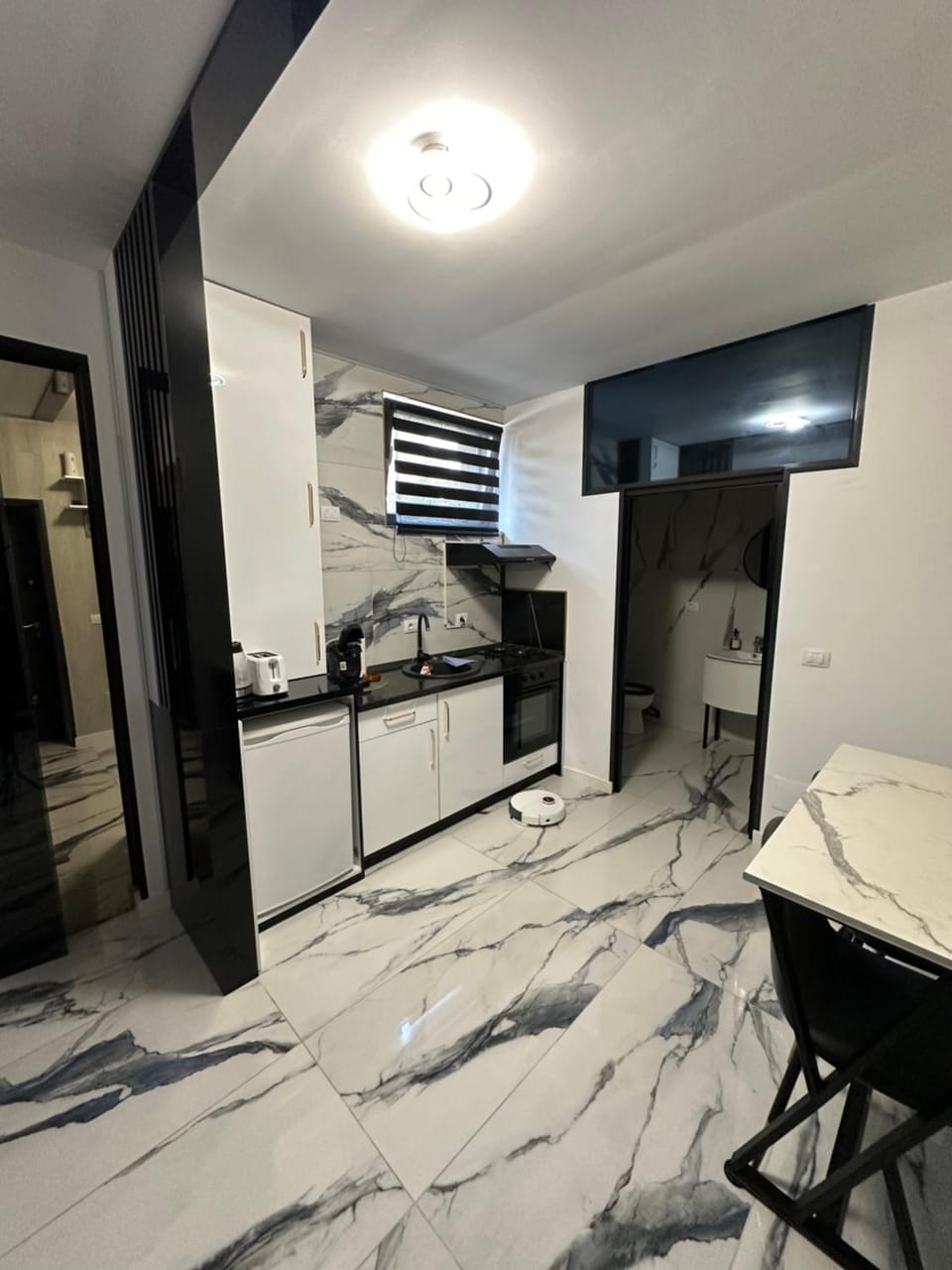 Kitchen or kitchenette, Dining area, minibar, oven, stove