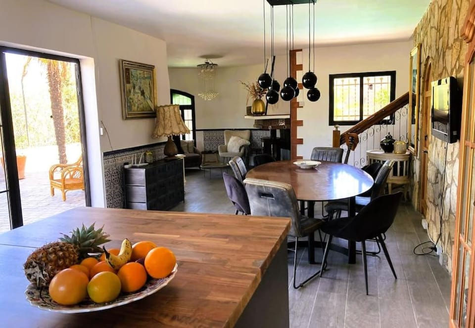 Kitchen or kitchenette, Food and drinks, Dining area, Food