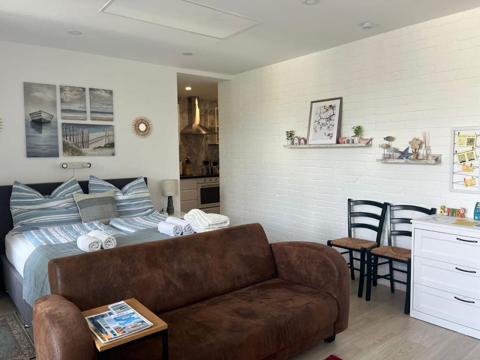 Bed, Living room, Photo of the whole room, Bedroom
