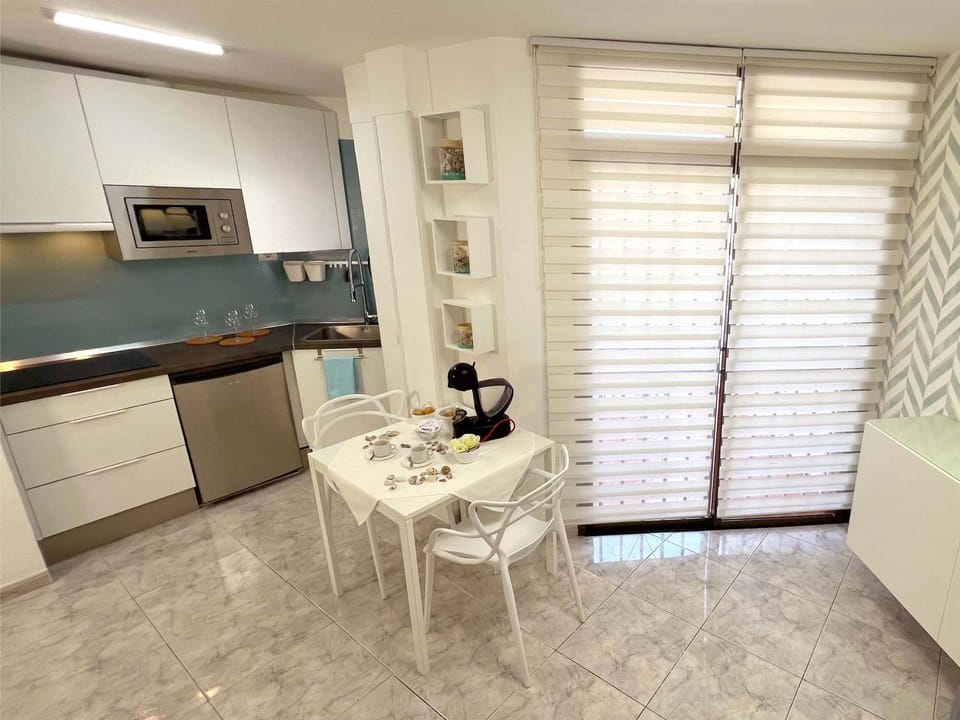 Kitchen or kitchenette, Dining area, kitchen