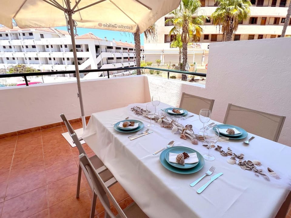 Bird's eye view, Balcony/Terrace, Balcony/Terrace, City view, Sea view, Street view, Quiet street view