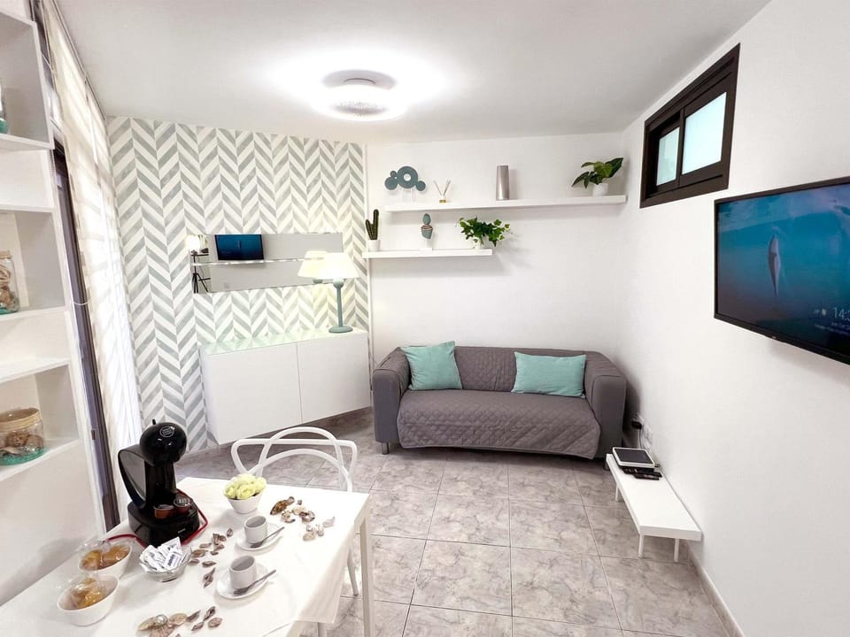 TV and multimedia, Living room, Lounge or bar, Dining area, furniture