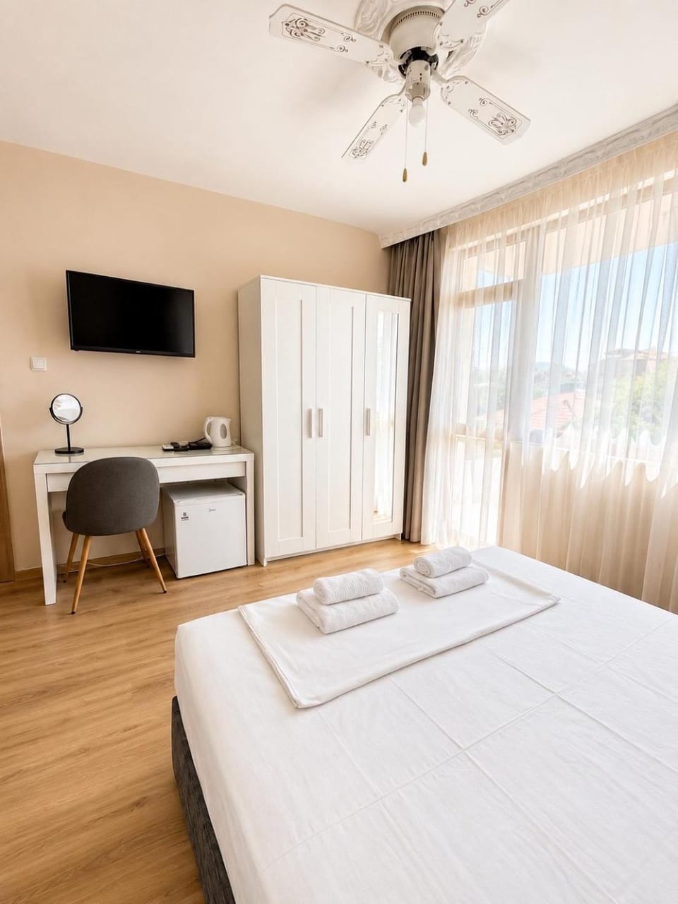 Bed, Photo of the whole room, Bedroom, towels, wardrobe