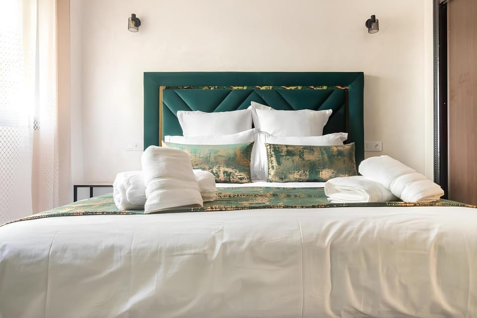 Bed, Bedroom, towels