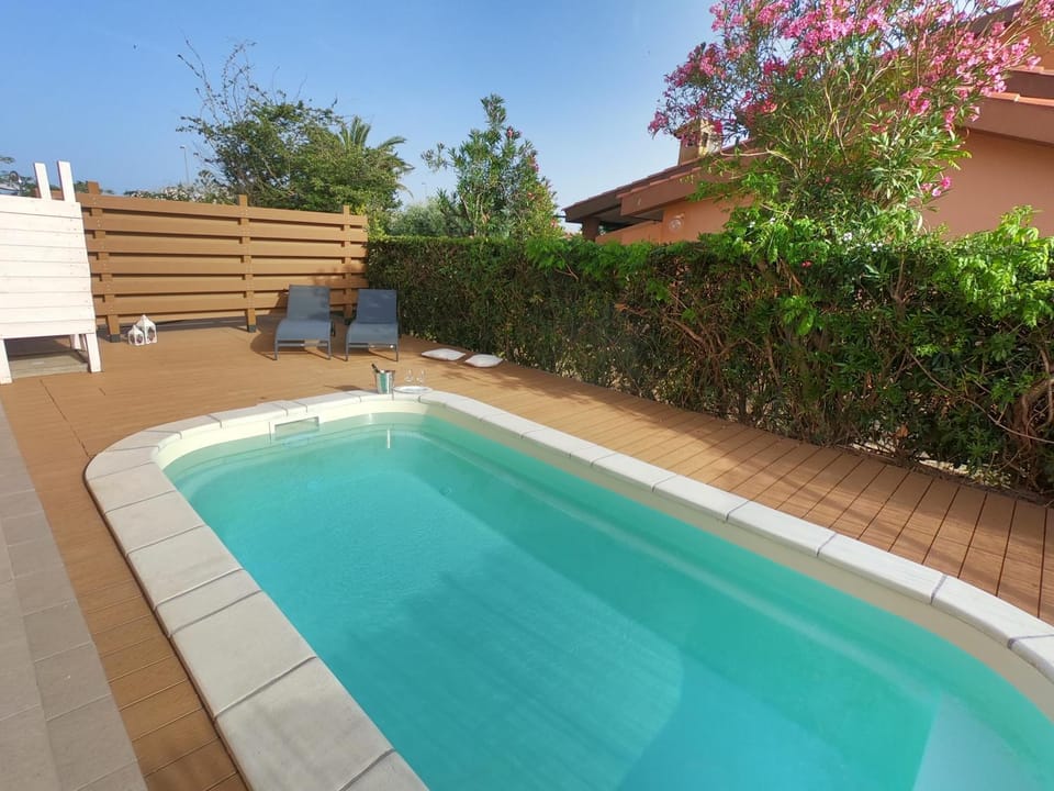 Swimming pool, sunbed