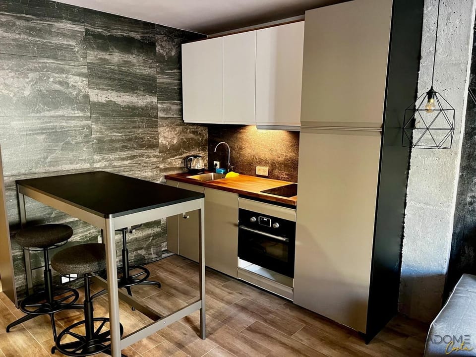 Kitchen or kitchenette, dishwasher, microwave