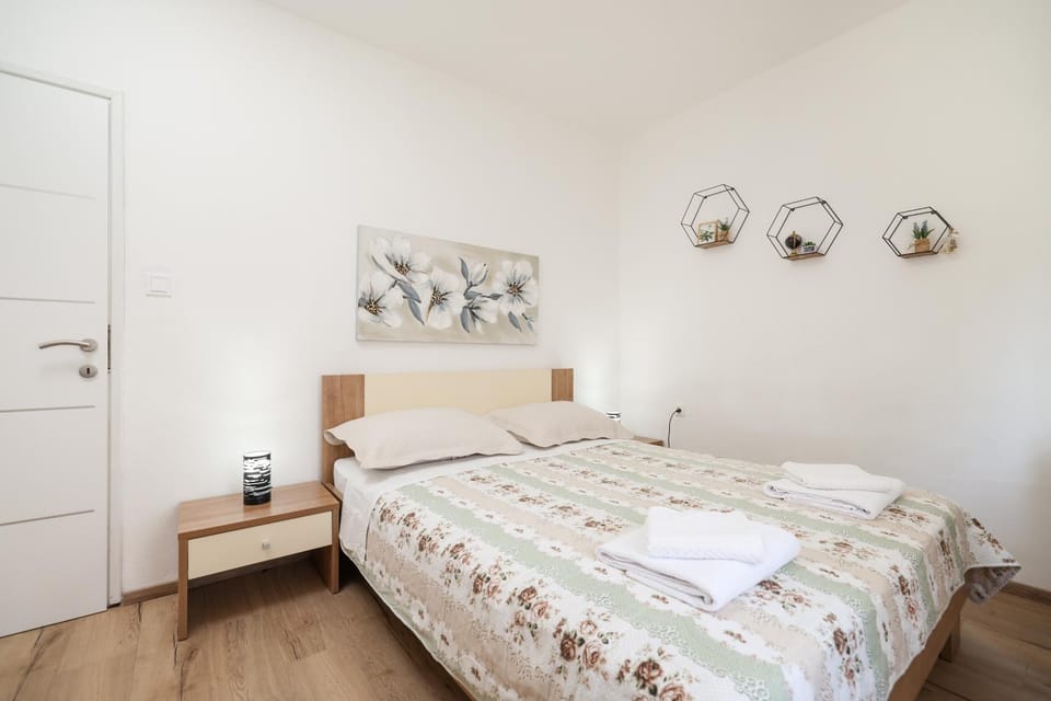 Bed, Photo of the whole room, Bedroom, towels