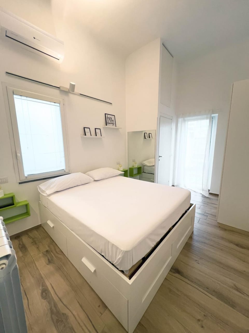 Bed, Photo of the whole room, Bedroom