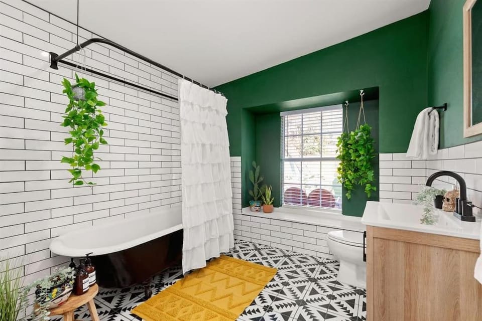 Gorgeous Home with Heated Pool In Downtown! Apartment in San Antonio