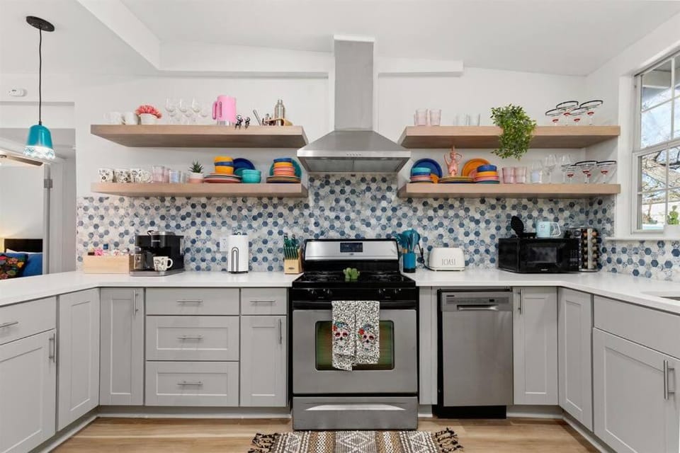 Gorgeous Home with Heated Pool In Downtown! Apartment in San Antonio