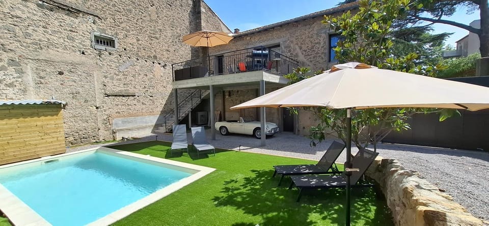 Property building, Patio, Day, Garden, Pool view, Swimming pool, Swimming pool, sunbed