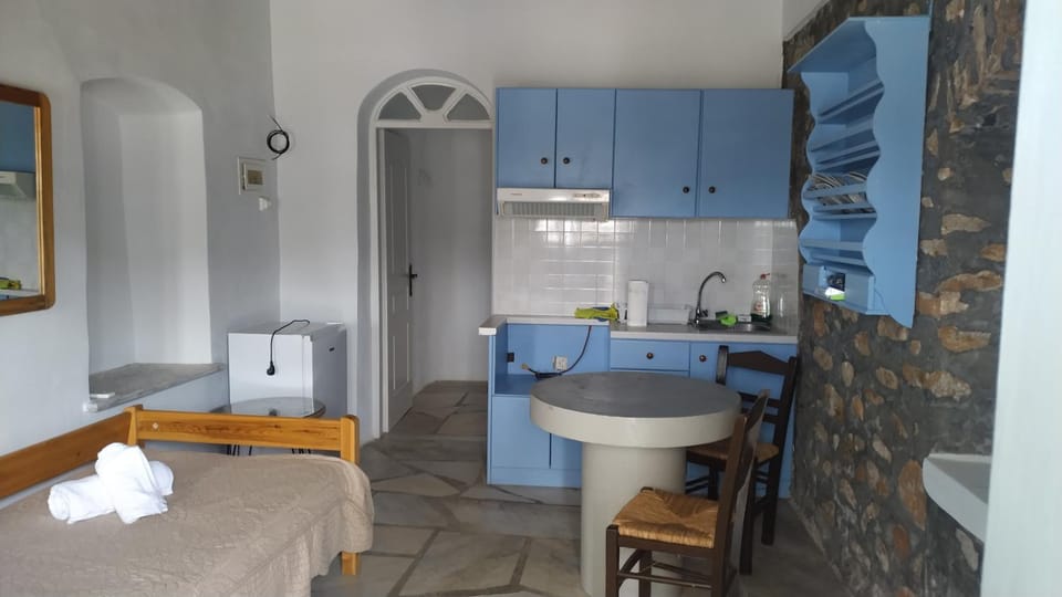 Bed, Dining area, kitchen