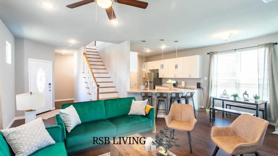 Kitchen or kitchenette, Living room, Seating area, Dining area