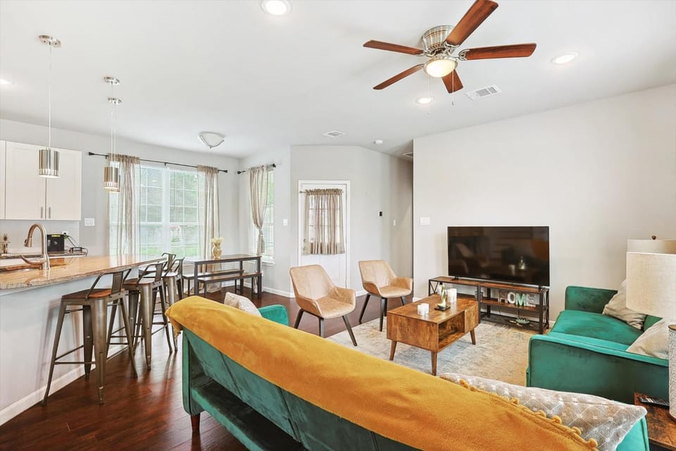 TV and multimedia, Living room, Seating area, Dining area