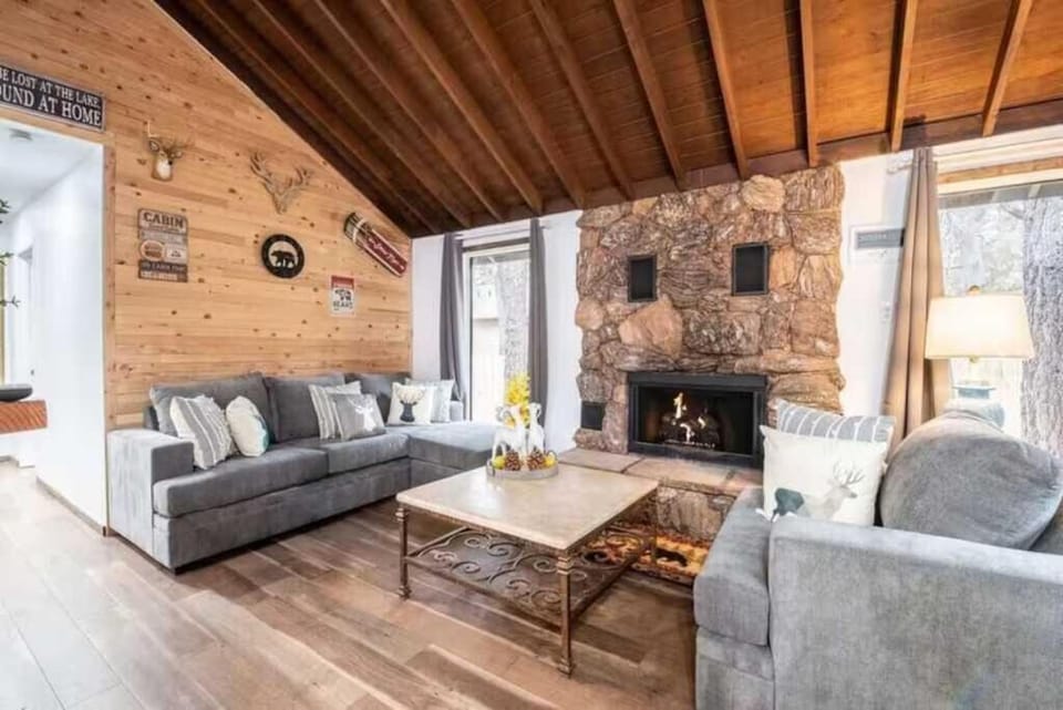 NEW Cozy Pines Cottage and Fire pit House in Southern California