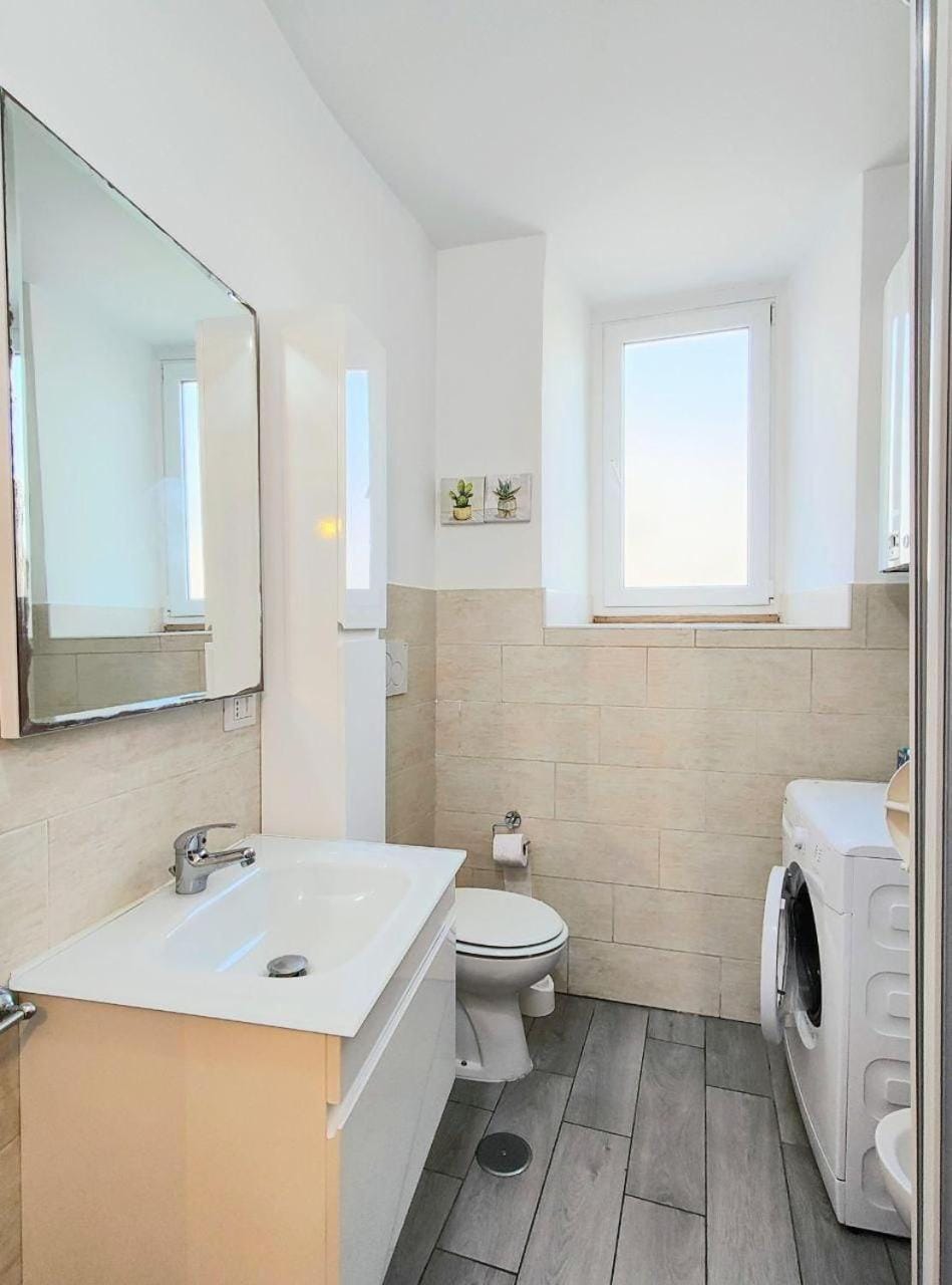 Toilet, Bathroom, bidet, towels, washing machine