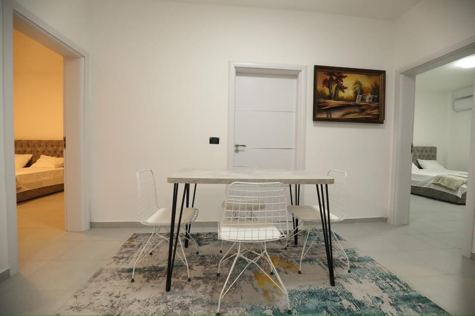 Bed, TV and multimedia, Living room, Photo of the whole room, Seating area, Dining area, Bedroom