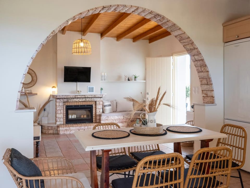 TV and multimedia, Kitchen or kitchenette, Living room, Seating area, Dining area
