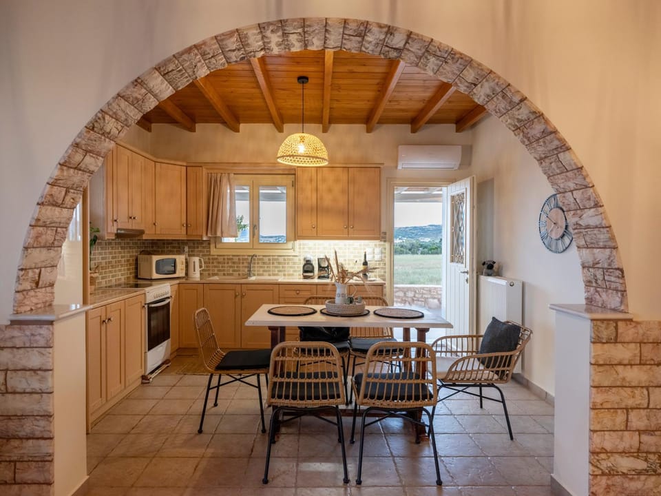 Kitchen or kitchenette, Dining area, stove