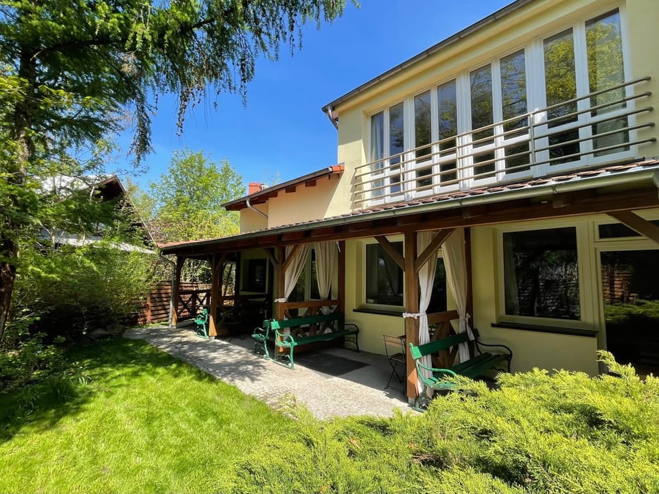 Property building, Spring, Day, Garden, Garden view
