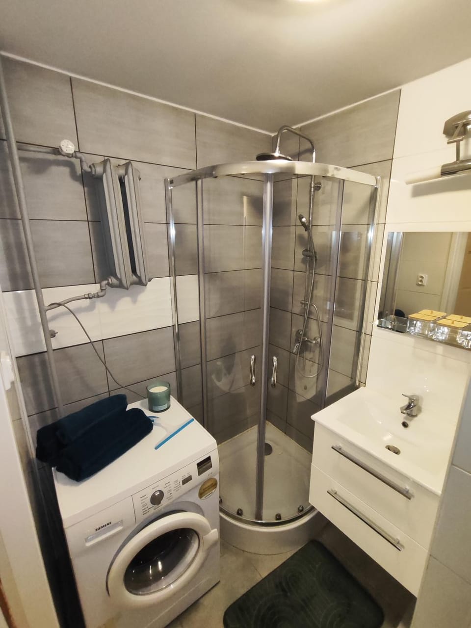 Shower, Toilet, Bathroom, towels, washing machine