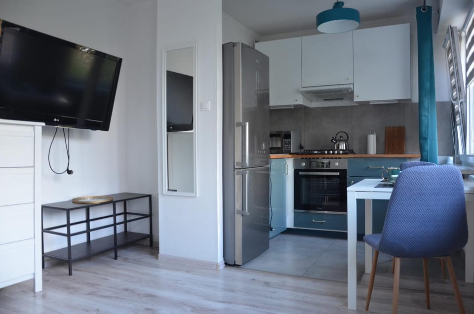 TV and multimedia, Kitchen or kitchenette, Living room, Dining area, stove