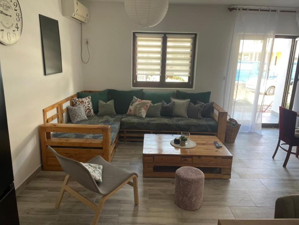 TV and multimedia, Living room, Seating area, Dining area, air conditioner