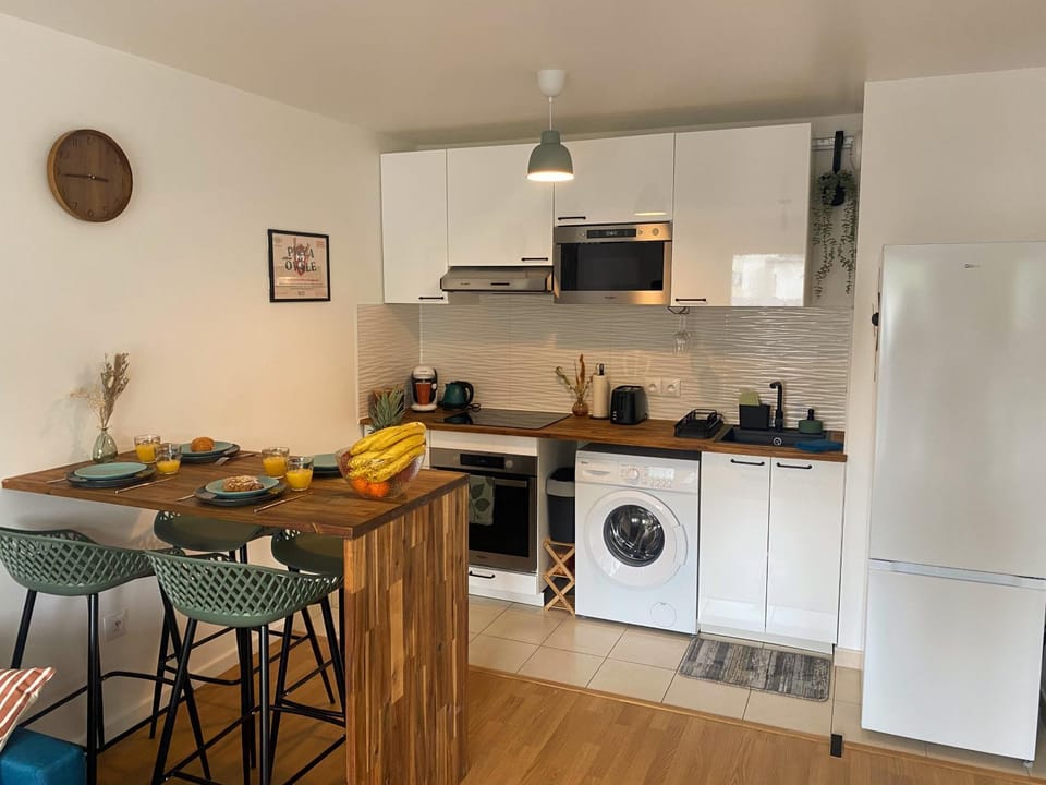 Kitchen or kitchenette, Dining area