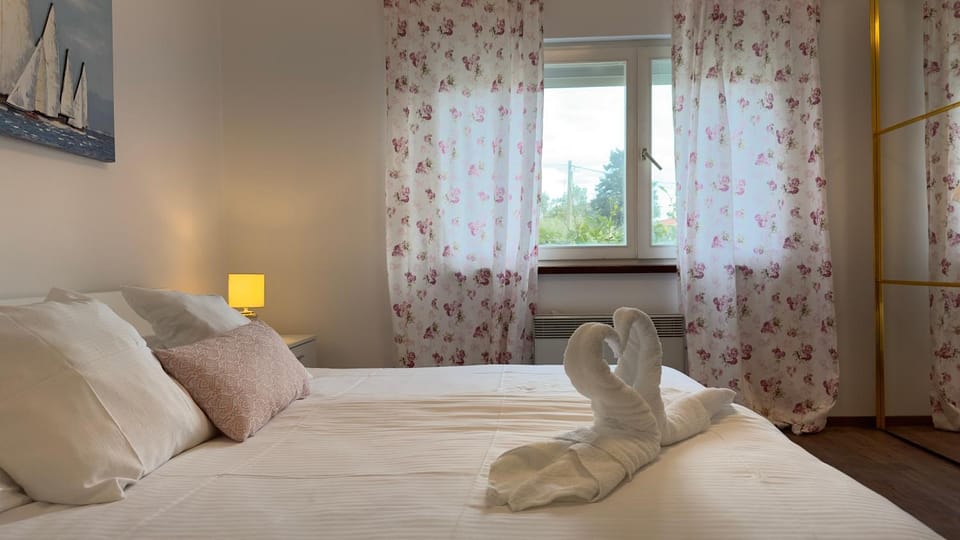 Bed, Bedroom, towels