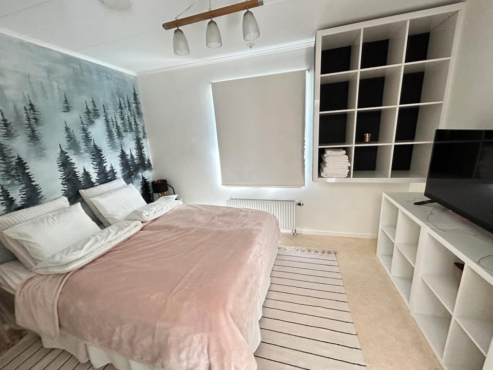 Bed, TV and multimedia, Bedroom, wardrobe