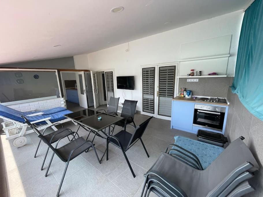 Communal lounge/ TV room, Balcony/Terrace