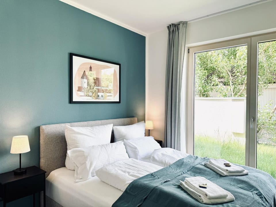 Bed, Garden, Photo of the whole room, Bedroom, Garden view, towels