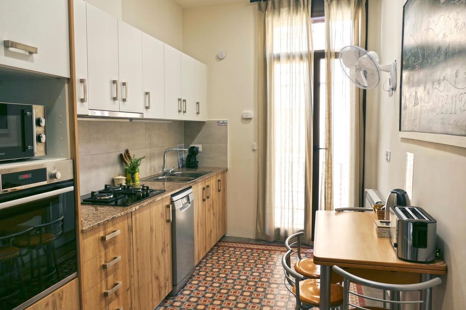 Kitchen or kitchenette, Dining area, dishwasher, heating, microwave, oven, storage, stove, toaster