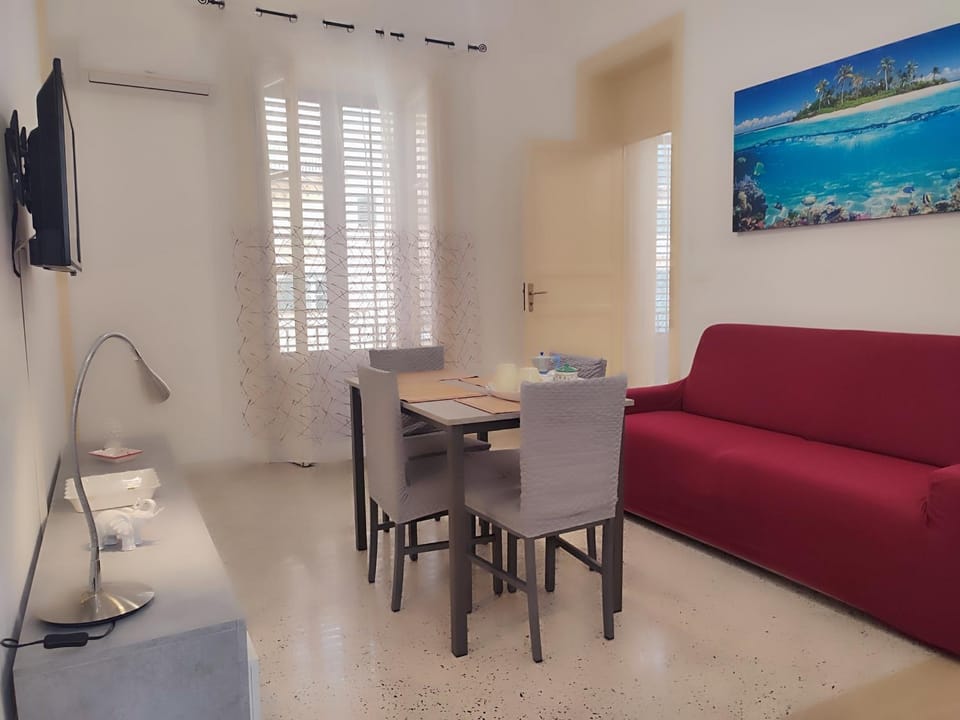 TV and multimedia, Living room, Seating area, Dining area