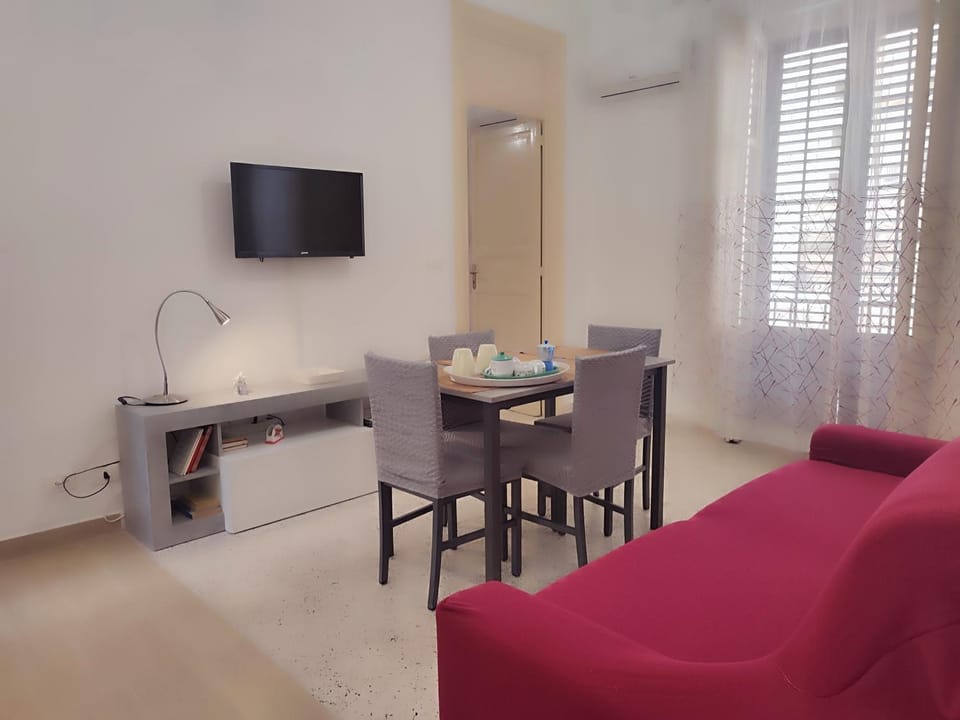 TV and multimedia, Living room, Seating area, Dining area