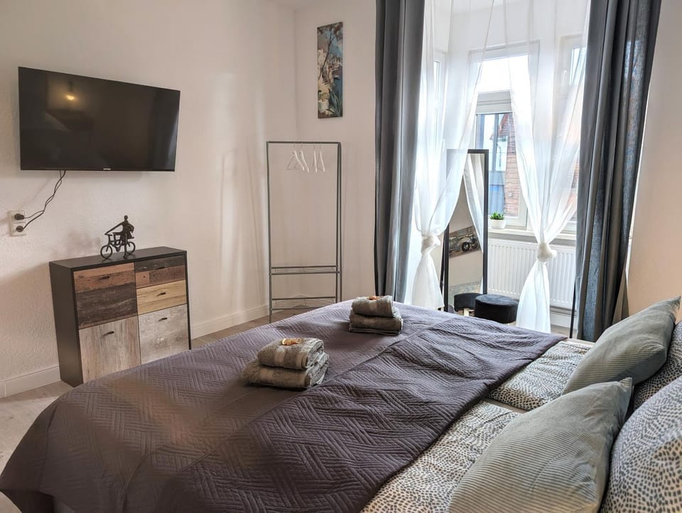 Bed, TV and multimedia, Living room, Photo of the whole room, Bedroom, towels
