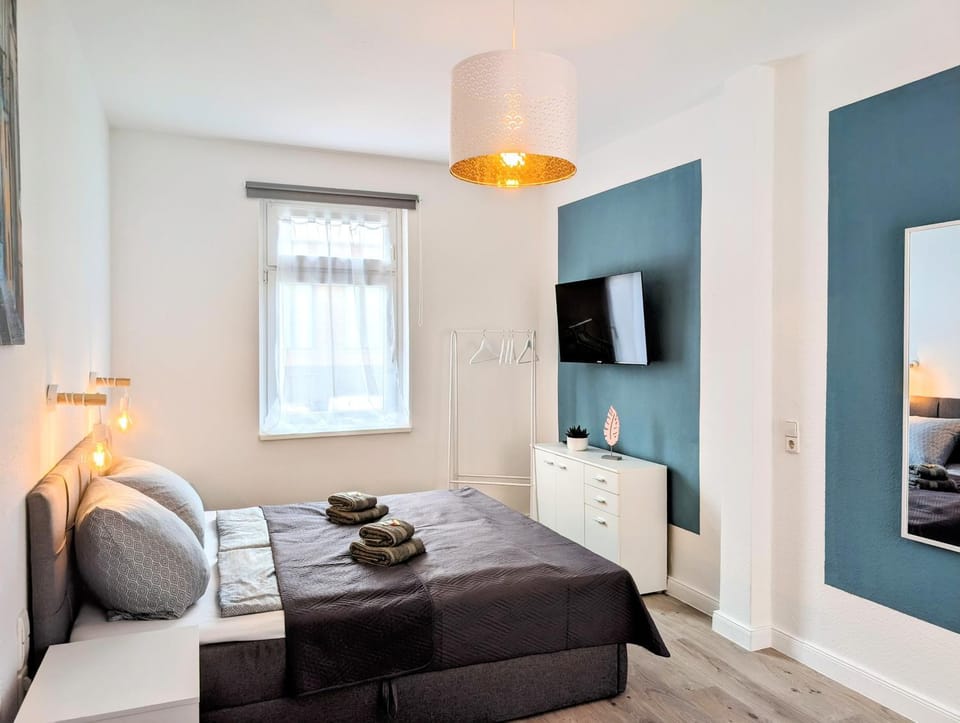 Bed, TV and multimedia, Photo of the whole room, Bedroom