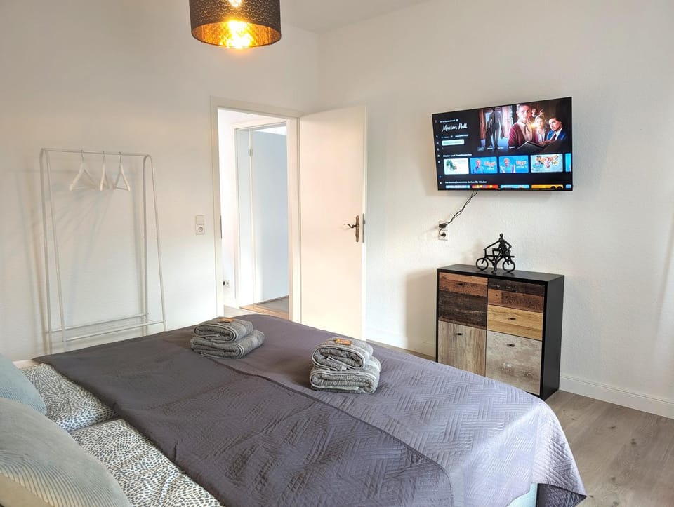 Bed, TV and multimedia, Photo of the whole room, Bedroom