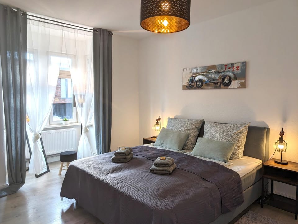 Bed, Photo of the whole room, Bedroom, towels