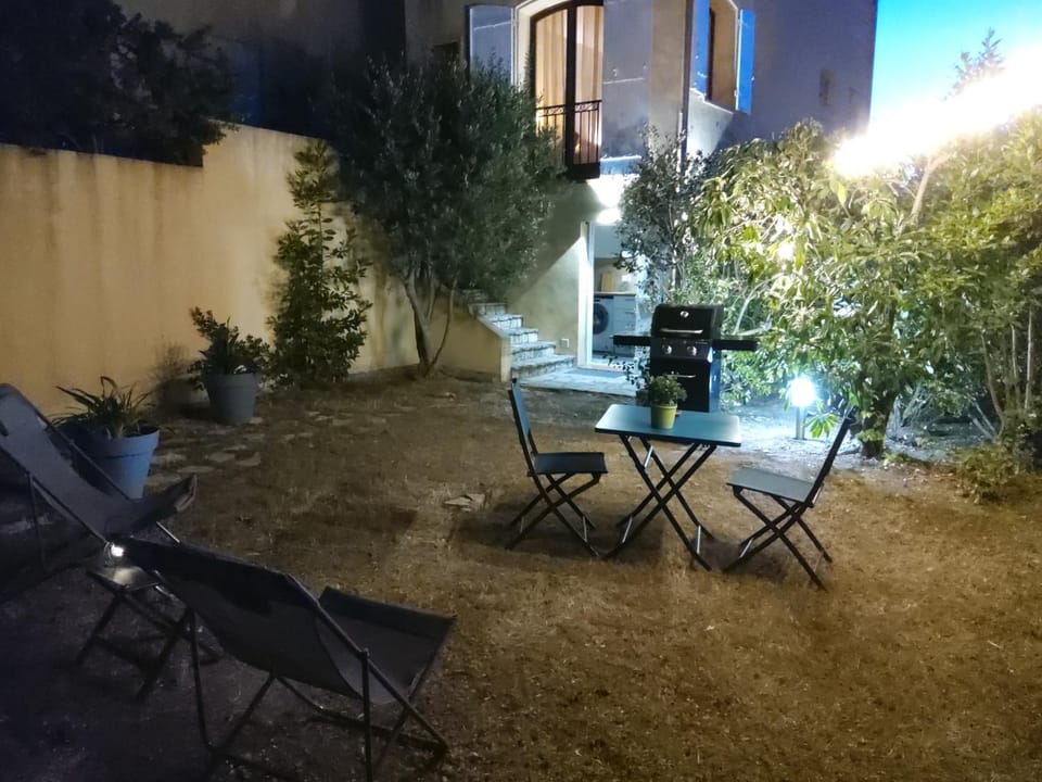 Property building, Garden, Dining area