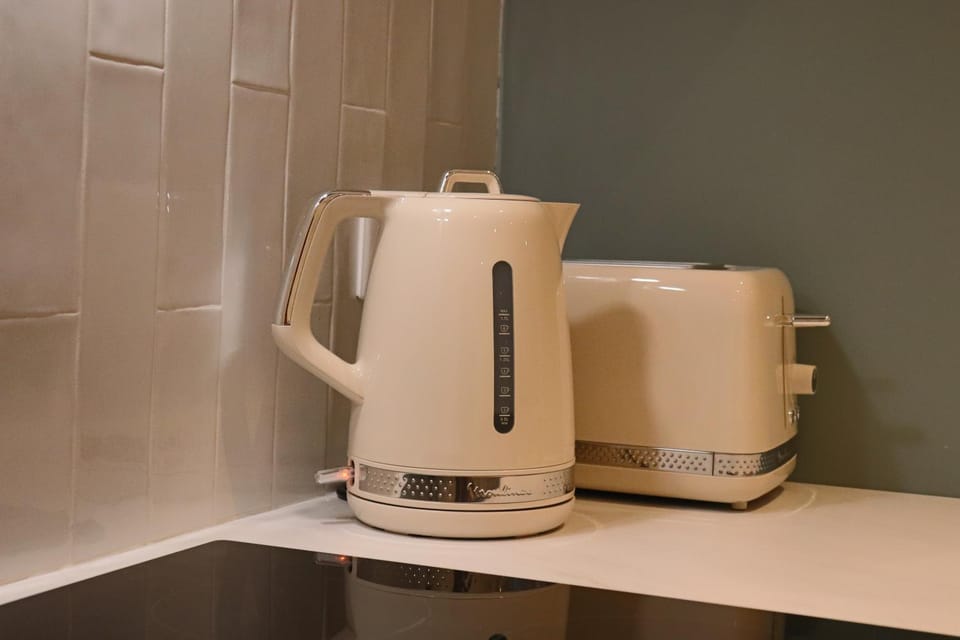Coffee/tea facilities, toaster