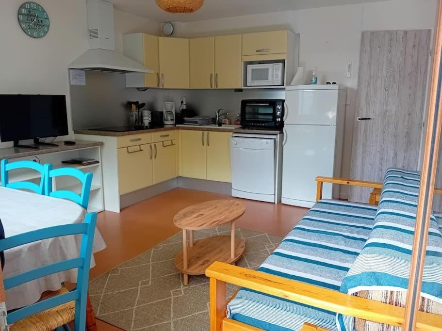 TV and multimedia, Living room, Seating area, Dining area, dishwasher, oven, stove