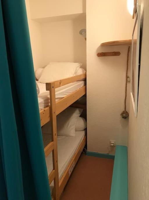 Bedroom, bunk bed