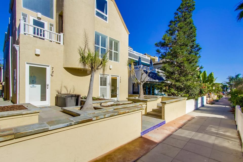Massive Beach Home with Ocean View & Amazing Rooftop House in Mission Beach