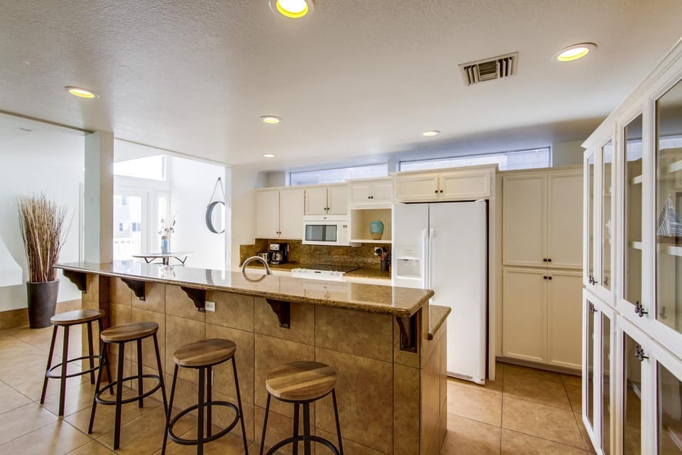 Massive Beach Home with Ocean View & Amazing Rooftop House in Mission Beach